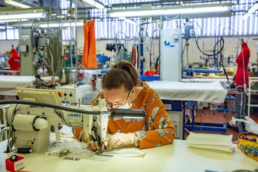 Như thế chiến thứ hai, c&#225;c c&#244;ng ty đồng loạt sản xuất khẩu trang, m&#225;y thở - Ảnh 1