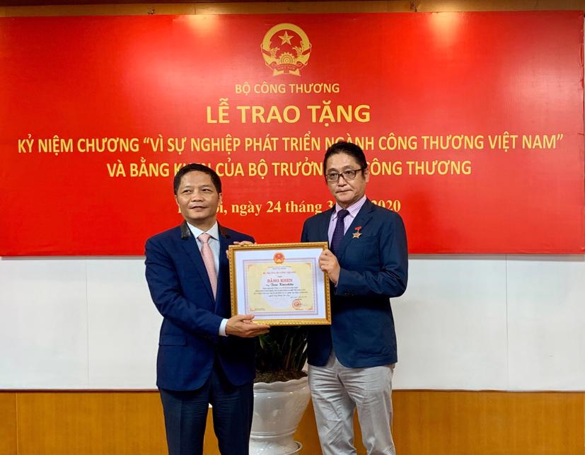 Ngày 24/3 vừa qua, Bộ trưởng Bộ Công thương Trần Tuấn Anh đã trao tặng bằng khen và kỷ niệm chương “Vì sự nghiệp phát triển ngành công thương Việt Nam” cho ông Toru Kinoshita