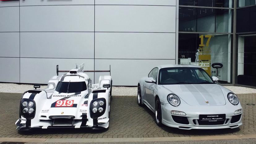 Khi nhìn vào hai chiếc xe này, thông thường mắt chúng ta sẽ nhìn vào kính chắn gió của xe đua và thấy xe đua nhỏ hơn hẳn. Ảnh: TBSnews