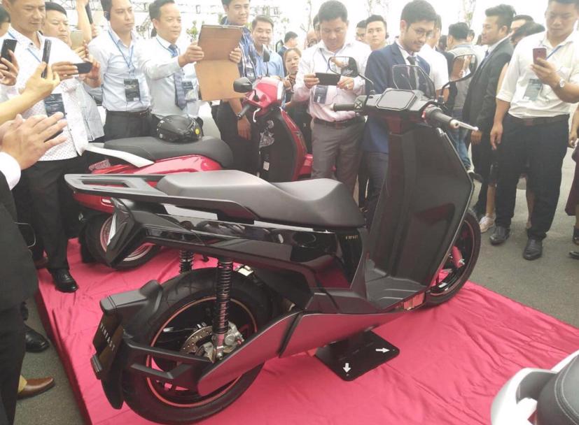 Hồi tháng 5/2019, tại sự kiện dành riêng cho các đại lý của VinFast, hãng xe Việt đã trưng bày mẫu xe điện mới V9.