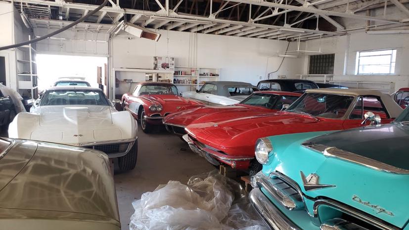 Choáng ngợp bộ sưu tập hơn 140 xe cổ được cất giấu 30 năm  - Ảnh 5