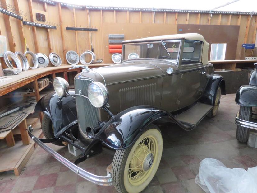 Choáng ngợp bộ sưu tập hơn 140 xe cổ được cất giấu 30 năm  - Ảnh 9