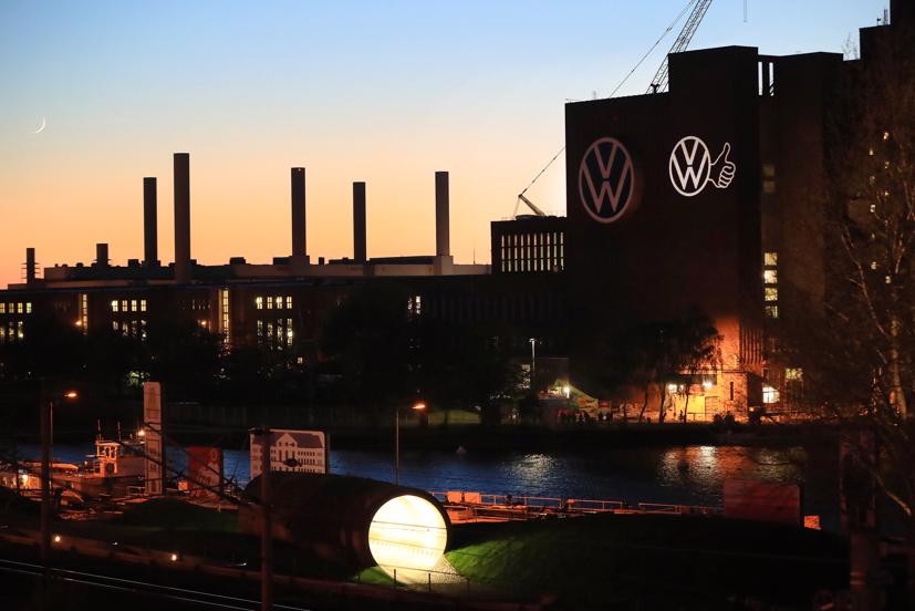 Logo Volkswagen AG và ký hiệu 'Thumbs Up' chiếu sáng trên tòa nhà trụ sở chính của VW  ngày 24/4 trước khi các hoạt động kinh doanh, sản xuất khởi động lại ở Wolfsburg. Ảnh: Krisztian Bocsi / Bloomberg