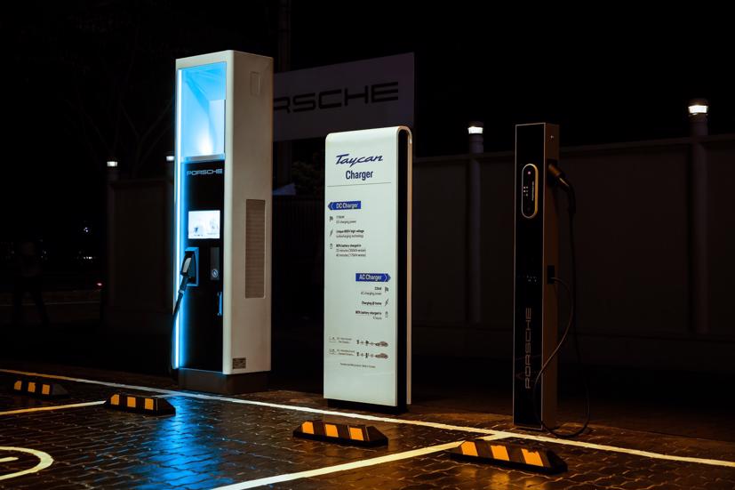 Trạm sạc công suất cao đầu tiên dành cho xe điện thể thao đã được Trung tâm Porsche Sài Gòn lắp đặt và sẵn sàng đi vào hoạt động