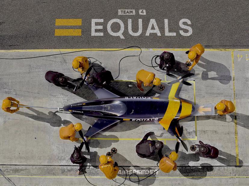 Đội đua đang làm việc tại một pit-stop