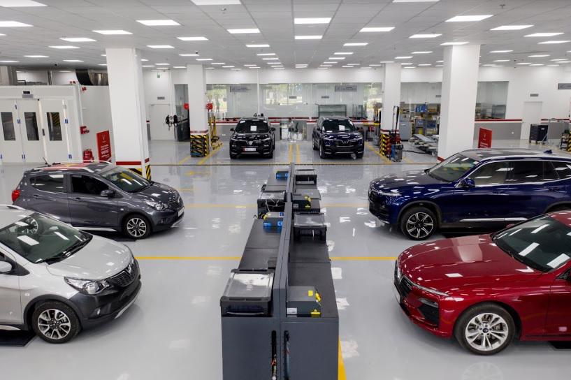 Đại lý hay nhân viên bán hàng luôn muốn bán được nhiều hàng càng tốt, và thường mời chào khách mua thêm các loại phụ kiện trang bị cho xe. Ảnh minh họa