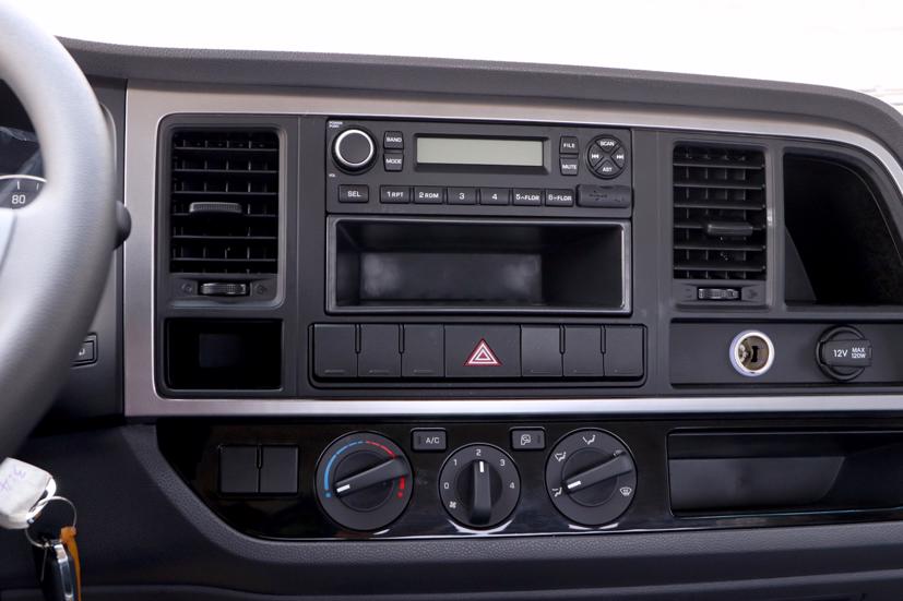 Xe trang bị hệ thống thông tin giải trí kết nối Radio, Aux, USB thông minh, đặt ở vị trí trung tâm bảng taplo.