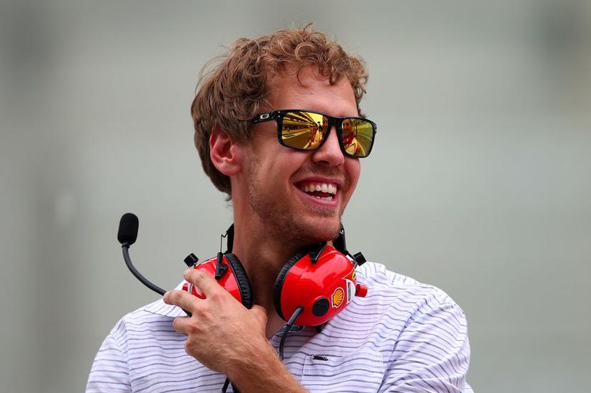 Sebastian Vettel xuất hiện tươi tắn, mang tai nghe màu đỏ của Ferrari trong ngày đầu đua thử nghiệm tại Abu Dhabi . Đó cũng là ngày cuối cùng anh làm việc tại Red Bull Racing và bắt đầu chuyển sang gắn bó với Ferrari
