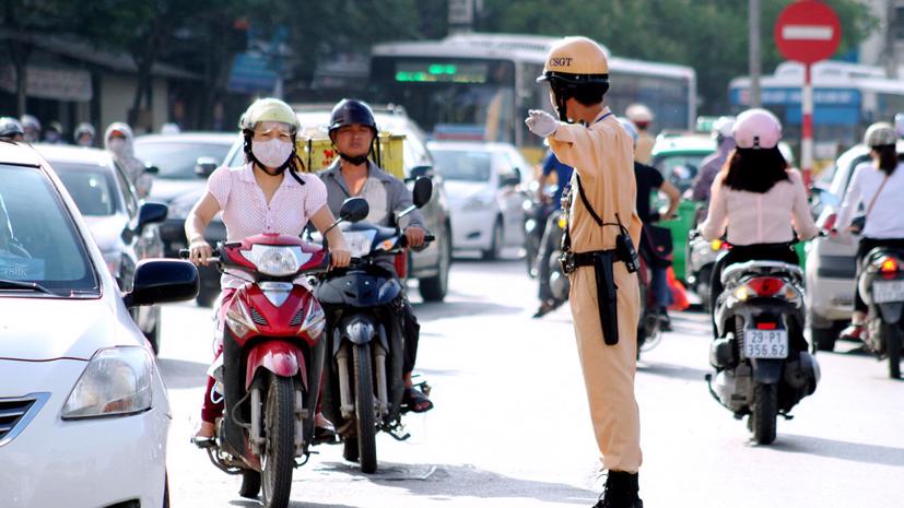 Đối với người đi xe máy, cần có đầy đủ Đăng ký xe, Giấy phép lái xe, Giấy chứng nhận bảo hiểm trách nhiệm dân sự bắt buộc và giấy tờ tùy thân.