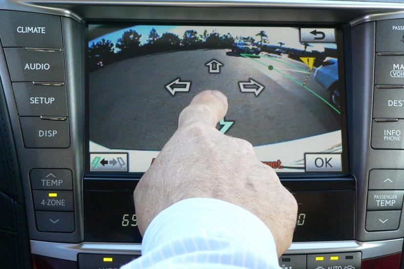 Lexus đã cho thế giới thấy chiếc xe tự đỗ đầu tiên trên chiếc sedan LS 460 năm 2006 ra mắt tại Triển lãm ô tô quốc tế Detroit