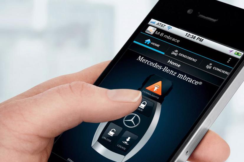 Vào năm 2009, Mercedes lần đầu tiên ra mắt ứng dụng 'mbrace' cho phép truy cập từ xa vào ô tô từ điện thoại thông minh của họ