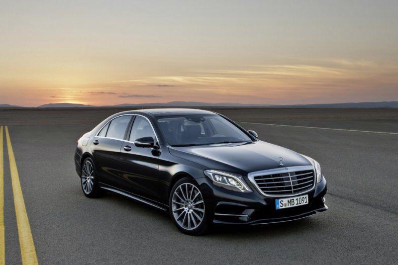 Đèn pha LED cho ánh sáng trắng sáng, phát sáng nhanh hơn halogen, tiết kiệm năng lượng và có tuổi thọ cao.