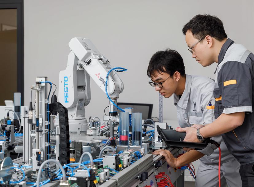 Trọng tâm của chương trình đào tạo là thực hành, với tỷ lệ thời gian thực hành so với lý thuyết là 70/30.