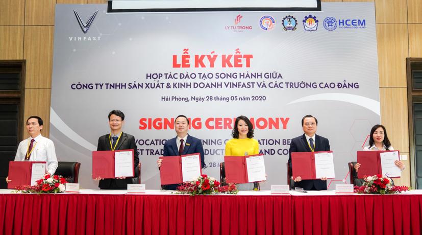 Buổi lễ ký kết diễn ra dưới sự chứng kiến của lãnh đạo Bộ Lao động – Thương binh và Xã hội và Tổng cục Giáo dục nghề nghiệp