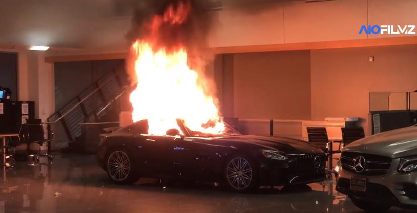 Video showroom Mercedes bị người biểu t&#236;nh tấn c&#244;ng, đốt xe - Ảnh 2