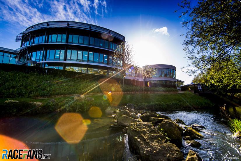 Nhà máy Mercedes Brackley. Hầu hết các đội đua F1 đã bắt đầu trở lại nhịp độ làm việc bình thường trước khi mùa giải bắt đầu trong 1 tháng nữa. Ảnh: Facefans