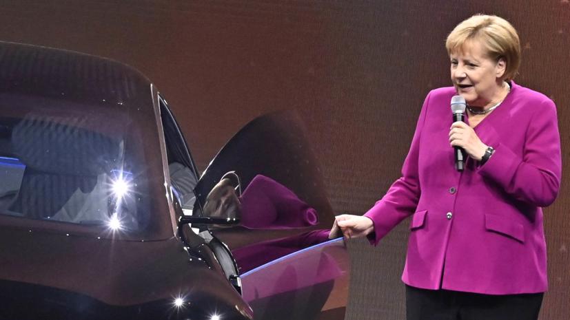 Thủ tướng Đức Angela Merkel bên chiếc xe Mercedes điện hồi năm 2019. Ảnh: CNN