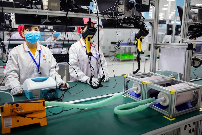 Vingroup sản xuất máy thở tại một nhà máy sản xuất smartphone Vinsmart. Ảnh: Bloomberg