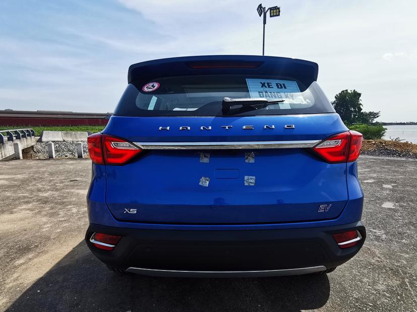 Mẫu xe điện Trung Quốc Hanteng X5 EV xuất hiện tại Việt Nam với tấm bảng "Xe đi đăng ký" trên kính. Ảnh: Autopro