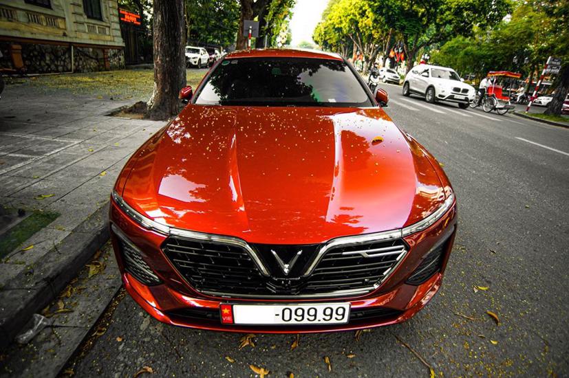 Một chiếc xe VinFast Lux A2.0 biển tứ quý 9