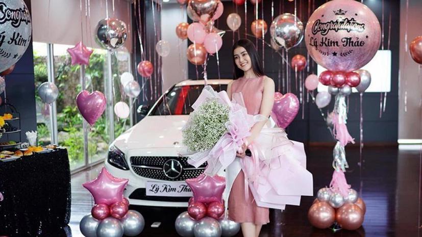 Á hậu Lý Kim Thảo với chiếc Mercedes-Benz C300 AMG tiền tỷ