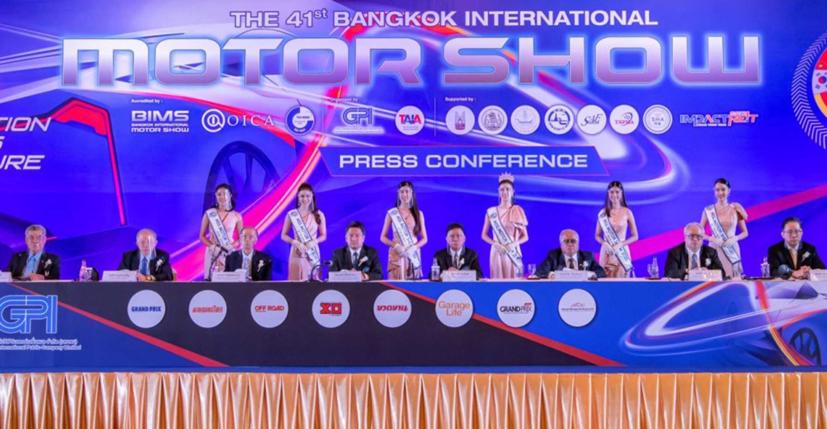 Họp báo tại Triển lãm Ô tô quốc tế Bangkok. Các PG và đại diện các hãng xe đều đeo tấm chắn nước bọt tại sự kiện. Ảnh: Rideapart