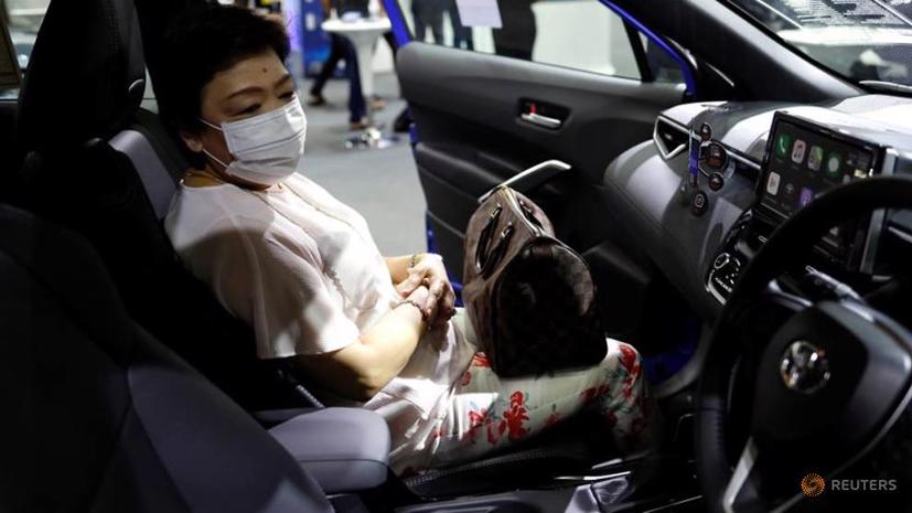 Khách hàng ngồi trên xe Toyota Corolla Cross tại triển lãm, mẫu xe đã được Toyota khẳng định sắp về Việt Nam. Ảnh: Reuters.