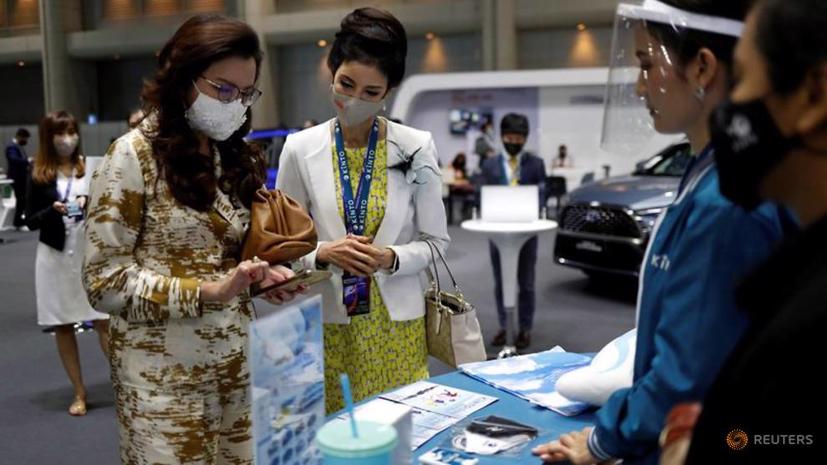 Khách tham dự Triển lãm ô tô quốc tế Bangkokphải đeo khẩu trang. Ảnh: REUTERS / Jorge Silva