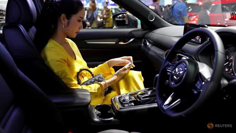 Một khách hàng đang ngồi trong chiếc Mazda CX-8 tại ngày họp báo ở Triển lãm Bangkok International Motor Show. Ảnh: Reuters.