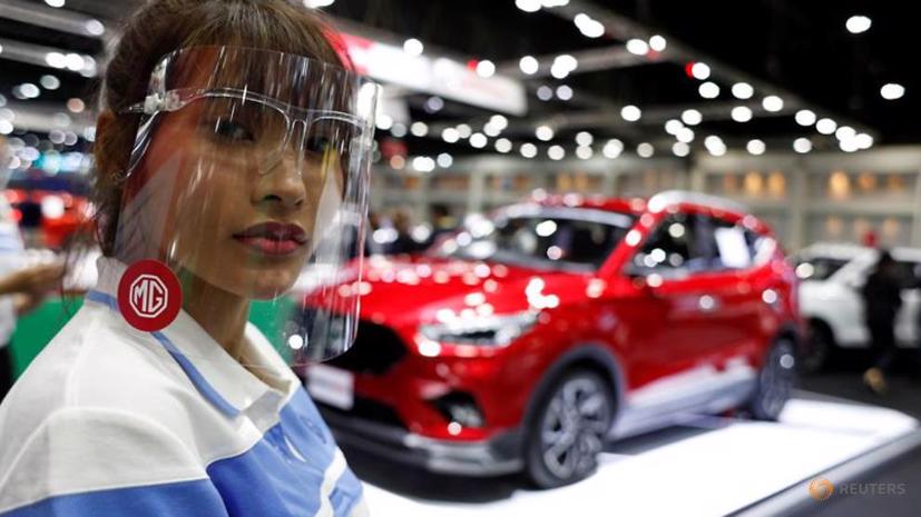 PG đeo tấm chắn nước bọt