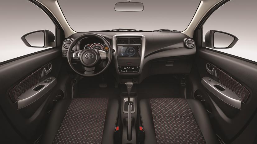 Cả hai phiên bản (AT&MT) đều được cải tiến và bổ sung nhiều tiện ích như chìa khóa thông minh, khởi động bằng nút bấm, điều khiển điều hòa được nâng cấp từ dạng núm xoay lên nút bấm và giao diện màn hình điện tử.