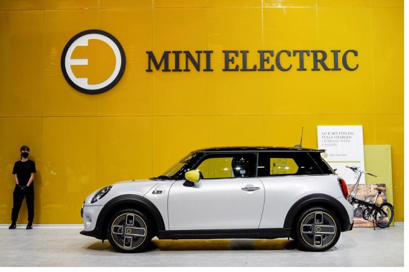 Gian hàng của hãng xe điện Mini Electric tại Triển lãm ô tô quốc tế Bangkok 2020. Ảnh: Reuters