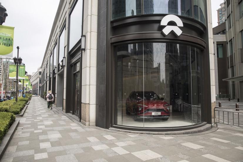 Một chiếc NIO EC6 được trưng bày trong showroom ở Thượng Hải hôm 6/4. Ảnh: Qilai Shen/Bloomberg
