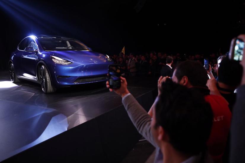 Nhiều người đang chụp ảnh mẫu Tesla Model Y trong sự kiện ra mắt tại California, Mỹ, năm 2019. Ảnh: Patrick T. Fallon/Bloomberg