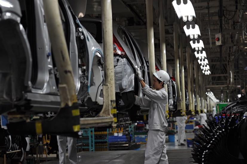 Công nhân trên dây chuyền lắp ráp xe hơi tại một nhà máy của Honda ở Ayuthaya, phía bắc Bangkok. Ảnh: AFP / Barshe Archambault