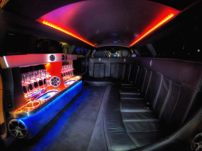 Bên trong chiếc limo 8 chỗ ngồi là ghế da chính hãng, hai TV và minibar với điểm nhấn đèn LED.