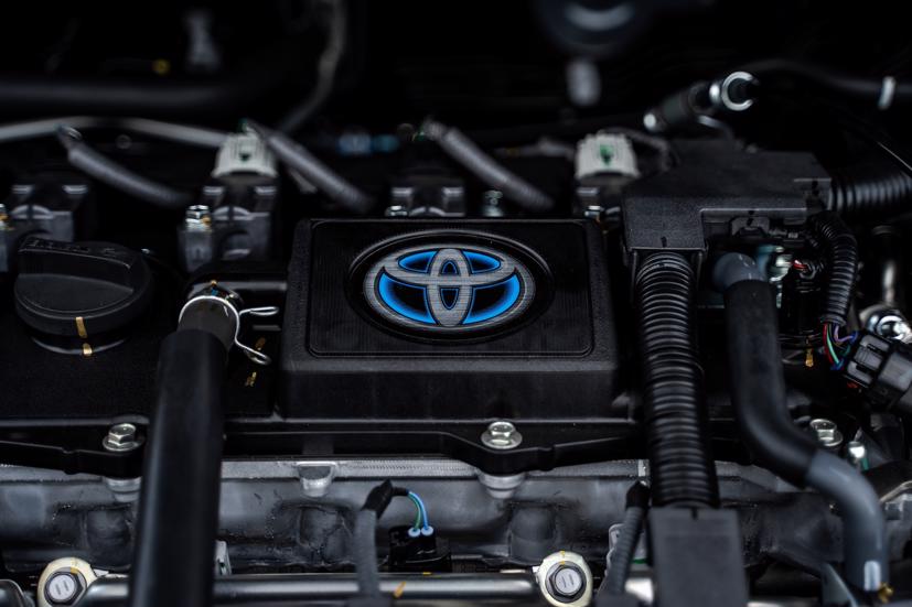 Xe hybrid kết hợp sử dụng 2 bộ truyền động, một động cơ chạy xăng và một mô tơ chạy điện