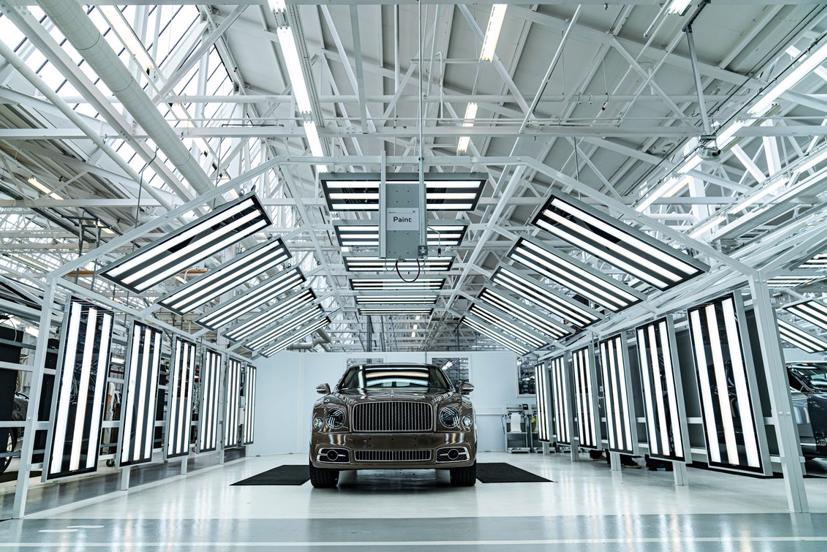 Nhà máy hoạt động gọn gàng, hiệu quả như bất kỳ nhà máy sản xuất ô tô nào khác, chỉ có điều các công nhân cực kỳ thong thả, họ có thể tỉ mẩn lựa chọn từng miếng da bò phù hợp nhất cho nội thất da của những chiếc xe siêu sang.