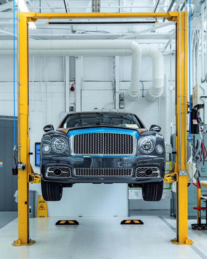 Trong khi các nhà máy ô tô lớn sản xuất hàng ngàn xe hơi mỗi ngày, thì nhà máy của Bentley ở Crewe, Anh chỉ sản xuất khoảng 60 chiếc.