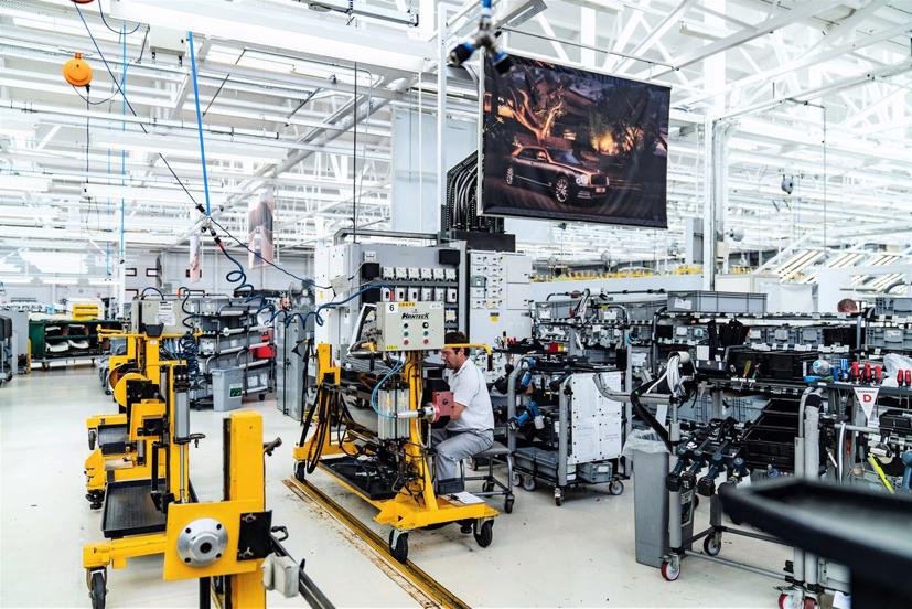 Chỉ sử dụng duy nhất 1 robot, hầu hết hoạt động của nhà máy đều do con người vận hành. Nhưng các công nhân của Bentley sử dụng các công cụ như thiết bị phân tích công nghệ cao để phát triển vật liệu mới