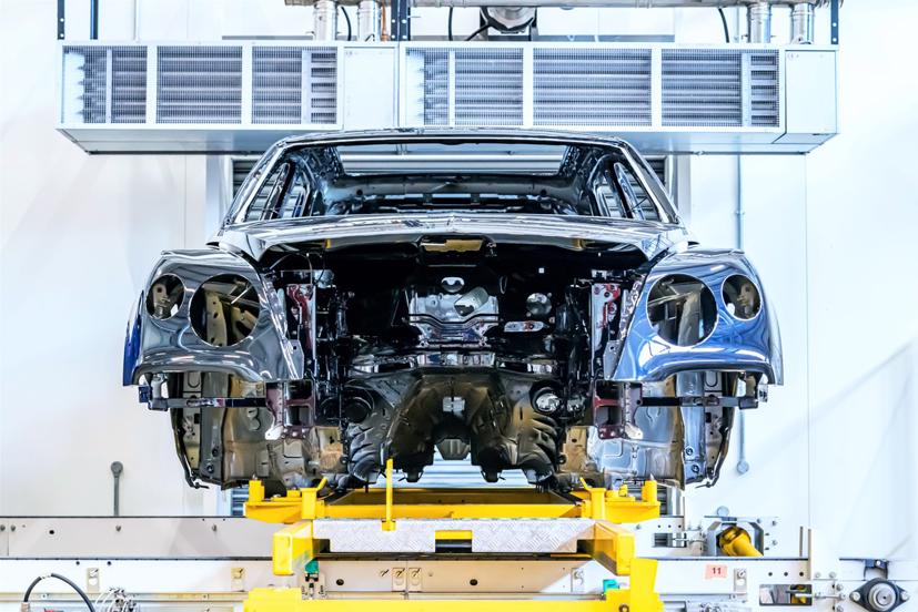 Thời gian Bentley đo lường mọi thứ được tính bằng vài giờ chứ không phải vài giây. Chỉ xây dựng một động cơ W12 có thể mất hơn nửa ngày