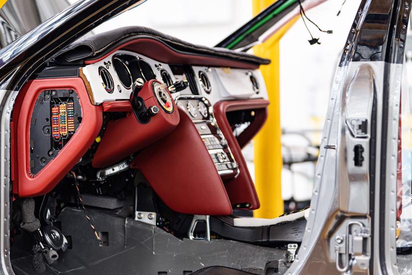 Mặc dù dây chuyền lắp ráp chính chỉ hoạt động 8 tiếng một ngày – nghĩa là một ca làm việc duy nhất – song các cơ sở sản xuất đồ da và gỗ hoạt động suốt ngày đêm