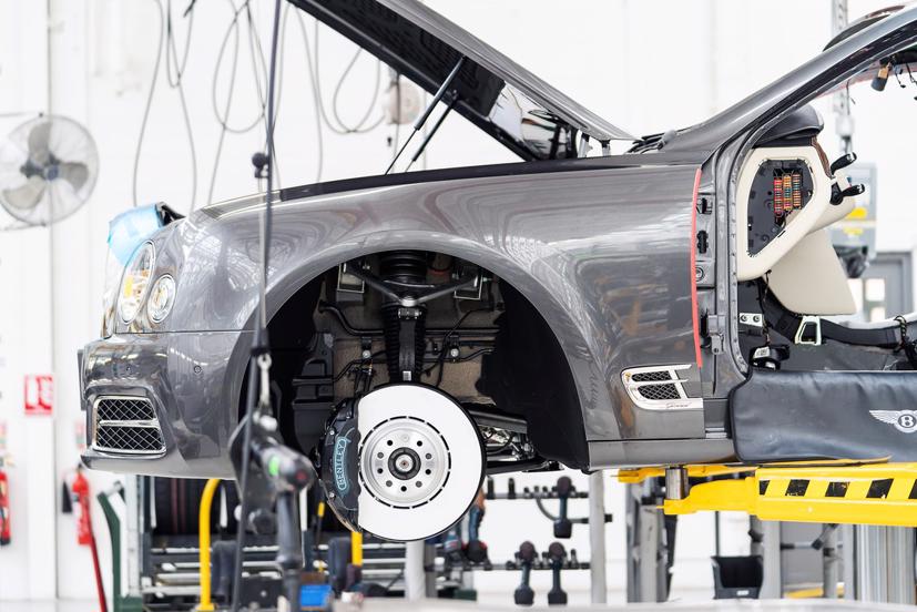 Nhà máy của Bentley chỉ sử dụng 1 robot, áp dụng trong quy trình dán kính chắn gió.