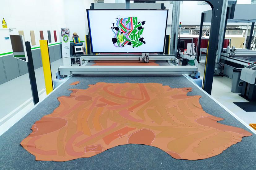 Máy cắt da được lập trình vi tính hóa, cắt chuẩn xác đến từng mm cho ghế ngồi, vô lăng và các tấm cửa