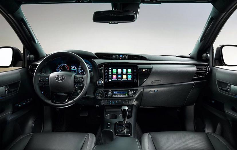 Hilux 2020 có màn hình trung tâm dạng cảm ứng, kích thước 8 inch và có kèm sẵn các kết nối thông minh bao gồm Apple CarPlay và Android Auto