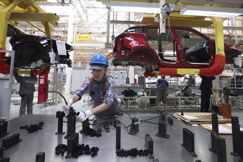 Tập đoàn Zheijiang Geely Holding Group đã mở nhà máy đầu tiên ở nước ngoài cho thương hiệu ô tô Geely tại Belarus  - Ảnh: Reuters.
