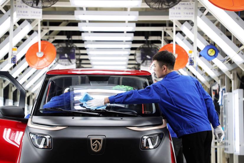 Một dây chuyền lắp ráp xe điện thuộc sở hữu của liên doanh SAIC và General Motors - Ảnh: Reuters.