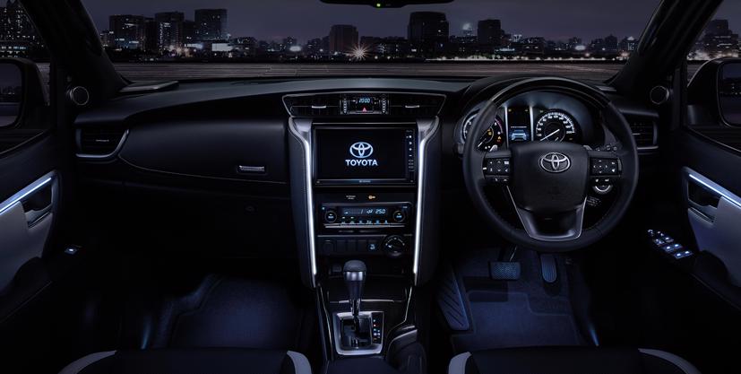 Thay đổi lớn của nội thất Toyota Fortuner 2020 nằm ở bảng điều khiển và trang bị âm thanh tinh vi hơn.