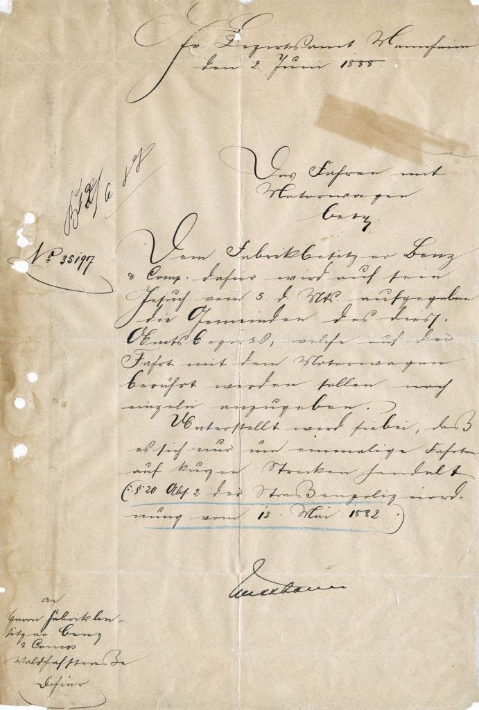 Giấy phép lái xe đầu tiên trên thế giới là dành cho Carl Benz, người đi tiên phong trong lĩnh vực ô tô. Vào ngày 2 tháng 6 năm 1888, văn phòng quận Mannheim ở Grand Duchy of Baden (Đức) đã cấp cho Carl Benz quyền "lái xe thử nghiệm với chính những chiếc xe do ông sáng chế và sản xuất"
