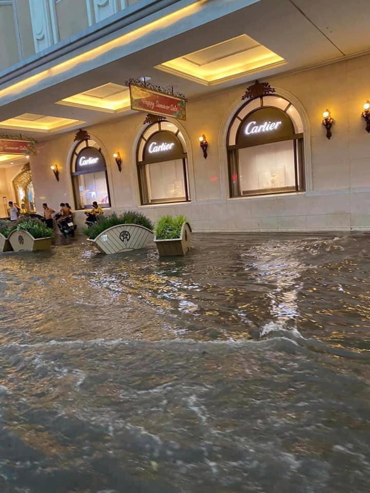 H&#236;nh ảnh nhiều tuyến phố H&#224; Nội ngập trong nước - Ảnh 1